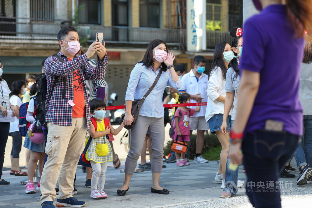 高中以下學校1日開學,訪客配合防疫不得入校;家長與孩子道別後在校門外目送。中央社記者裴禛攝