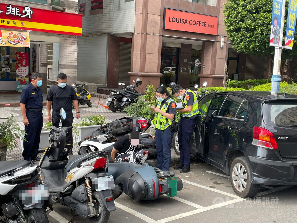 淡水警方16日前往拘提42歲吳姓慣竊，未料吳姓男子假意配合，竟重踩汽車油門企圖逃逸，撞毀路邊5輛機車，警員也遭拖行輕傷。全案訊後依妨害公務及竊盜等罪嫌拘提移送地檢署法辦。（民眾提供）中央社記者沈佩瑤傳真
