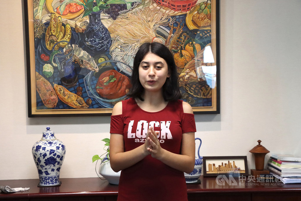塔吉克少女富卡左達(Zebo Furqatzoda)榮獲勵馨基金會「亞洲女孩獎」,她計劃利用獎金開設創意寫作課程,幫助更多女孩發聲。攝於25日。 中央社記者侯姿瑩新加坡攝