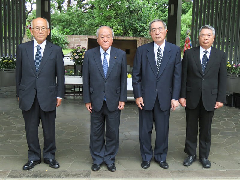 財務大臣內定由鈴木俊一擔任（左二）。（圖取自鈴木俊一臉書facebook.com）