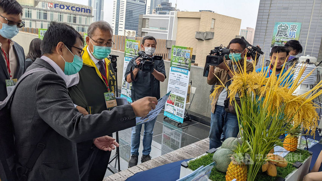 高雄市政府開發網站「高雄農來訊」提供農民智慧服務，12日舉辦相關成果發表會，農業局長張清榮（左3）到場參觀，聽取參與單位導覽介紹。（高雄市政府提供）