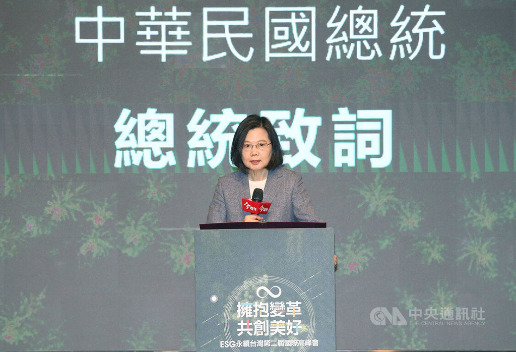 總統蔡英文21日上午出席「ESG永續台灣第2屆國際高峰會開幕典禮」，蔡總統致詞表示，2050年淨零轉型是全台總動員要一起完成的目標，期許各界抱持引領未來的雄心，讓淨零轉型成為台灣發展的新動能。中央社記者郭日曉攝  111年3月21日