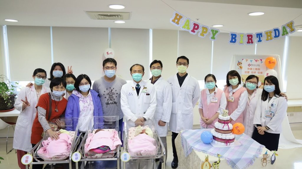 新竹婦人產下三胞胎  嬰兒健康回院慶滿月 | 生活 | 中央社 CNA