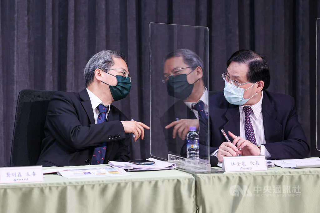 國發會30日舉行記者會說明台灣2050淨零排放路徑及策略，國發會主委龔明鑫（左）、經濟部次長林全能（右）出席，兩人於席間交談。中央社記者鄭清元攝 111年3月30日