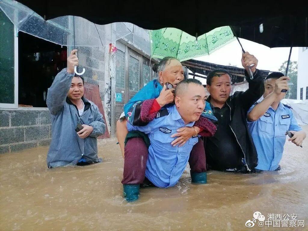 特写丨突降暴雨村民围困 临武南强镇紧急救援 - 郴州 - 新湖南