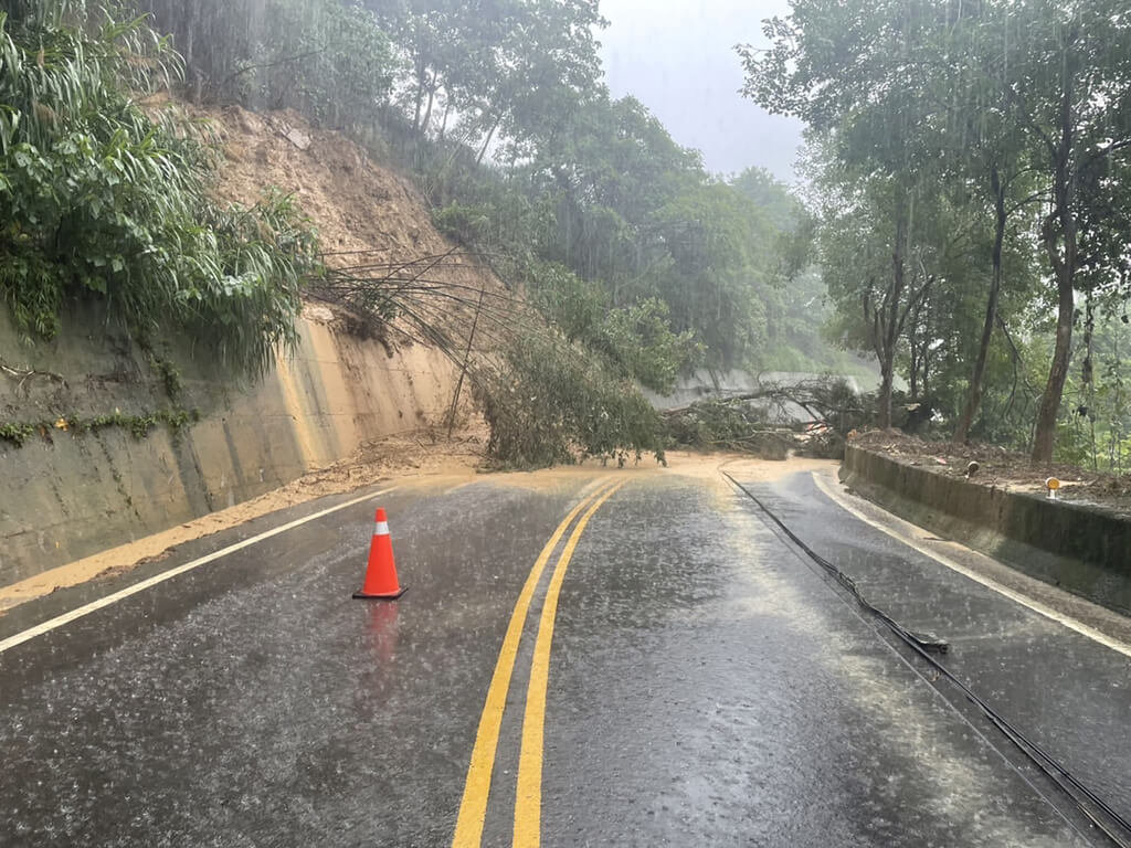 大雨釀台72線巨石崩落 苗栗縣多路段坍方中斷 社會 中央社 Cna 7942