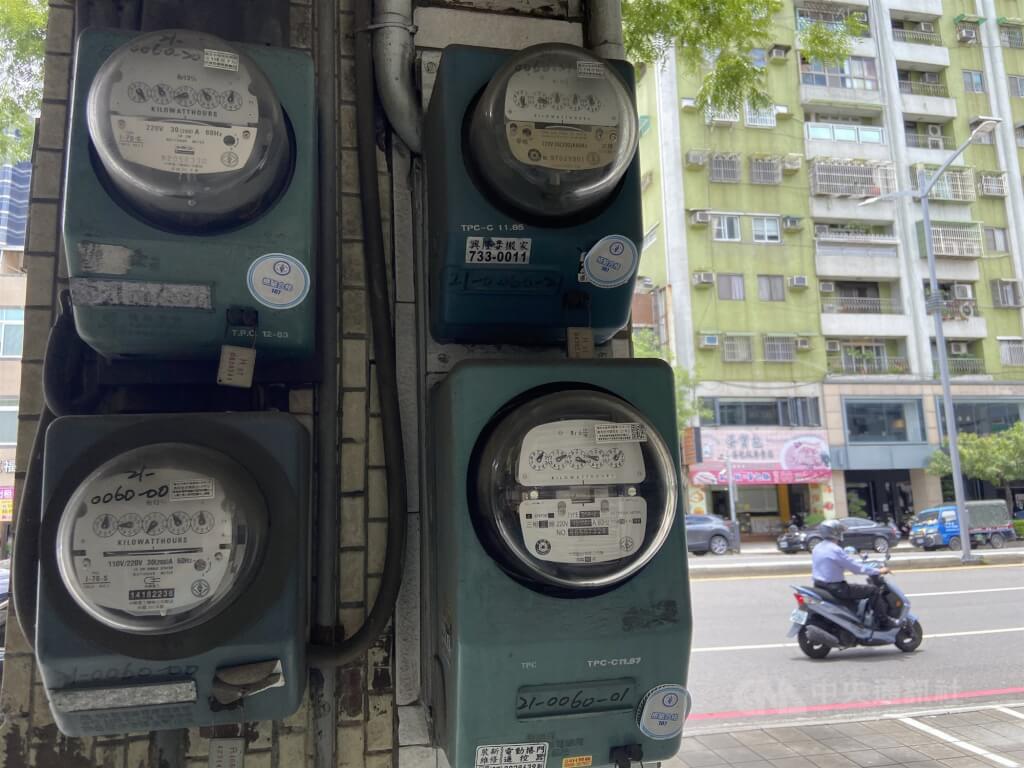 經濟部長王美花23日表示，全世界電價都在漲，台灣電價將就整體方向做合理反映。（中央社檔案照片）