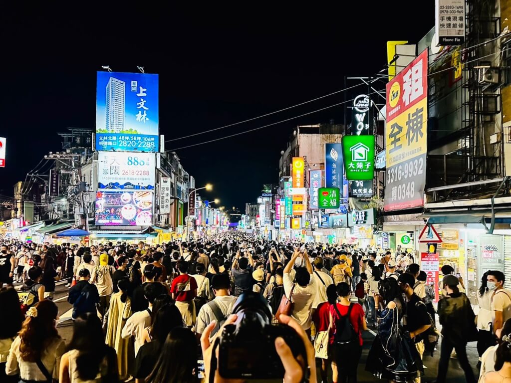士林夜市白晝之夜人潮回籠 民眾走上藝術街頭 | 文化 | 中央社 CNA