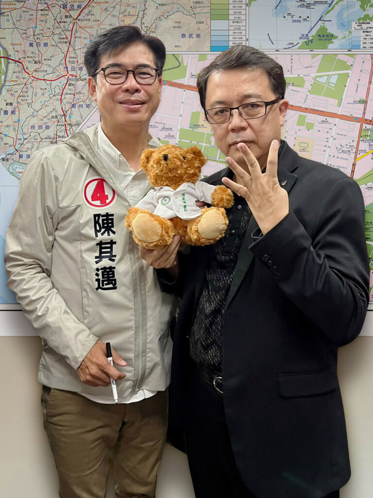 肯定陳其邁照顧民眾健康 高市醫師公會送「邁邁熊」 | 政治 | 中央社