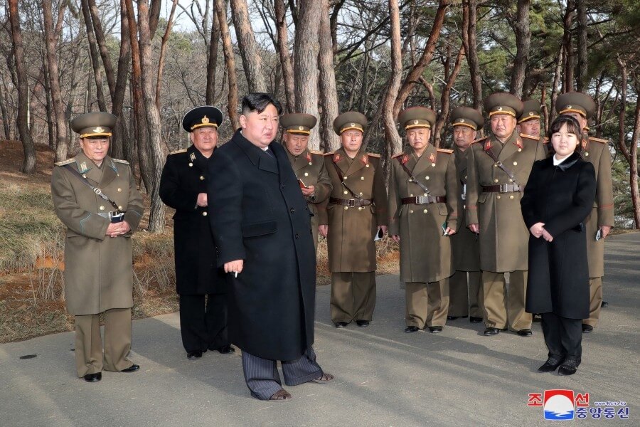 北韓領導人金正恩（前左）3月視察一項火力攻擊演習後，下令軍方加強「實戰」演練。（圖／取自北韓中央通信社網頁kcna.kp）