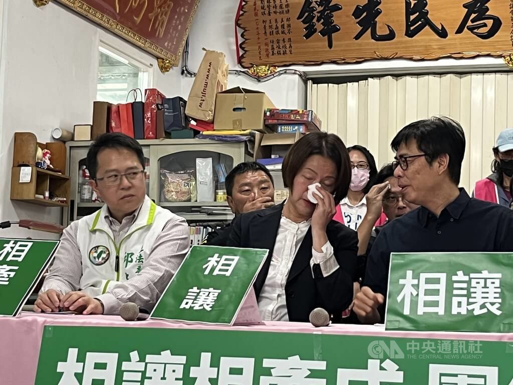 黃秋媖放棄挑戰立委初選 與陳其邁相擁展現團結 地方 中央社 Cna