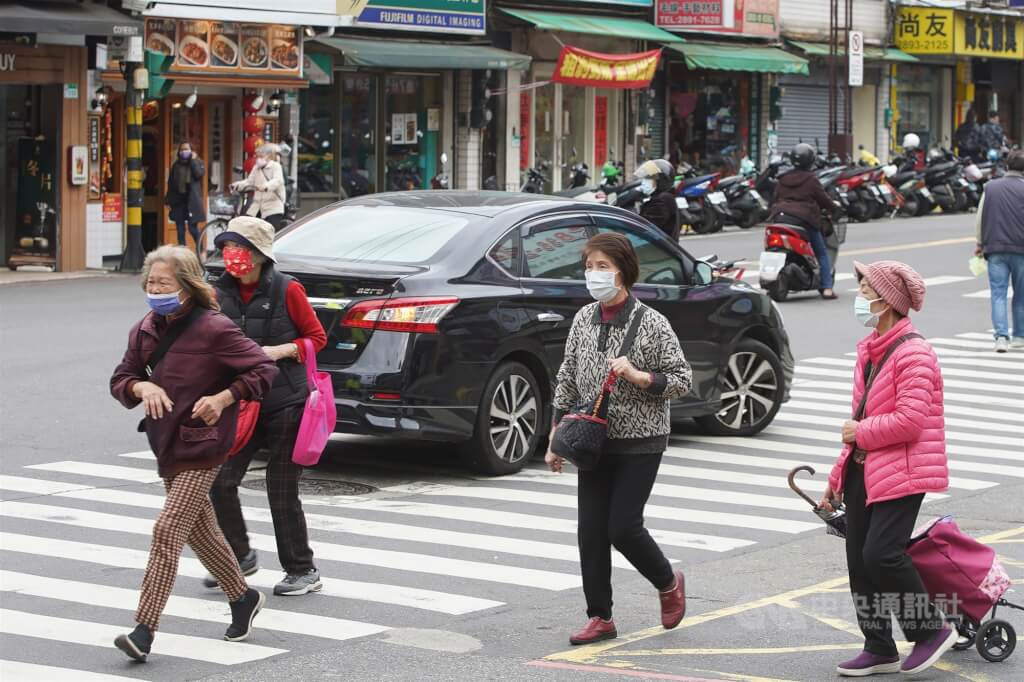 道交條例修正案三讀 汽機車不禮讓行人最高罰6000元 | 生活 | 中央社 CNA