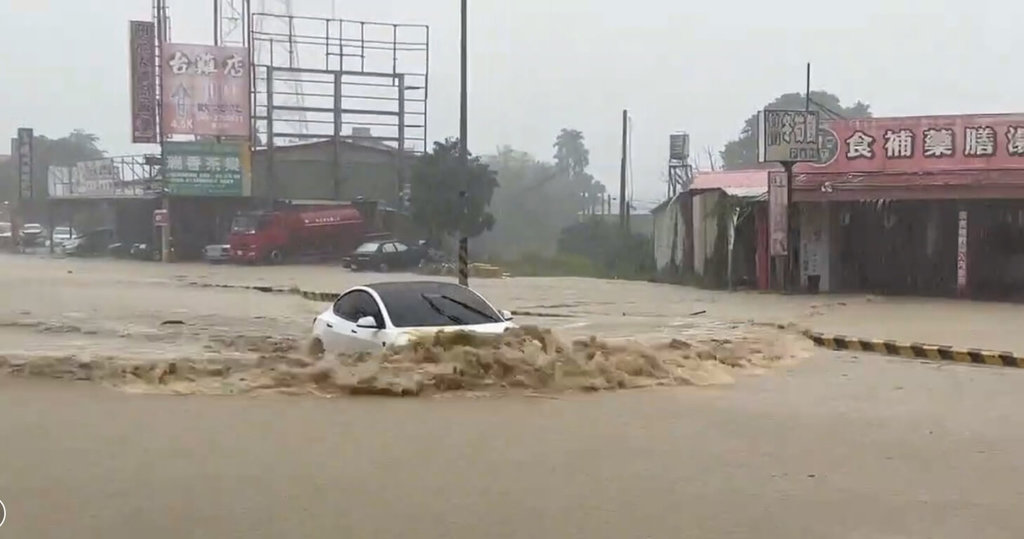 竹山交流道淹水成黃河 民眾開車通過熄火被救出