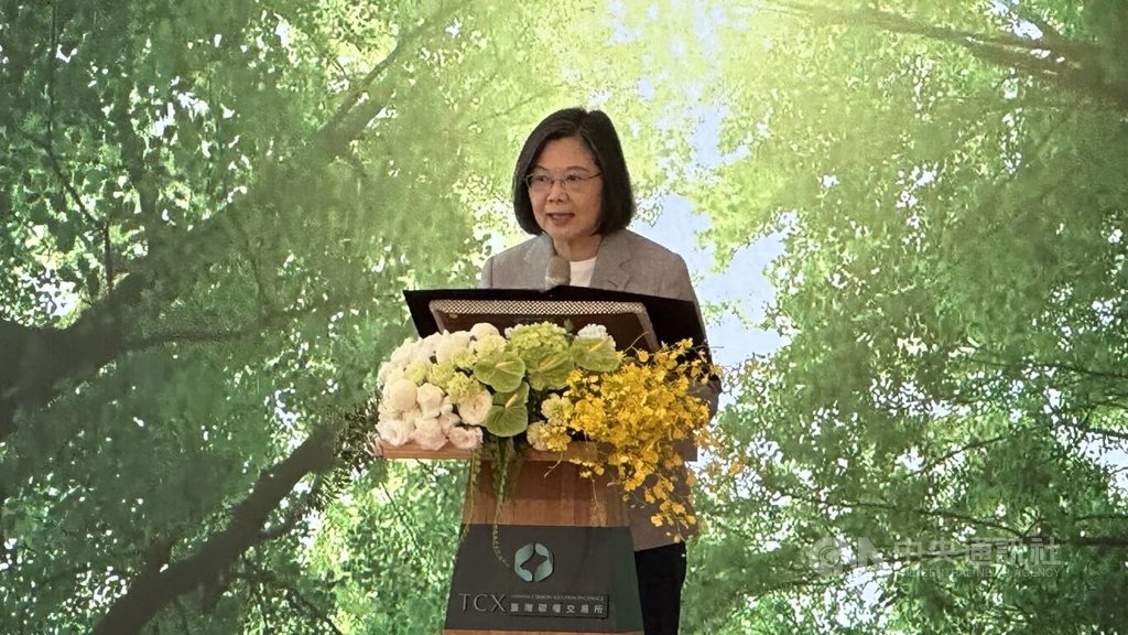 總統蔡英文7日在高雄出席台灣碳權交易所揭牌典禮表示，從2023年到2030年，淨零碳排整體努力，預計帶動4兆元以上民間投資，創造5.9兆元產值，提供超過55萬個相關就業機會。中央社記者林巧璉攝 112年8月7日