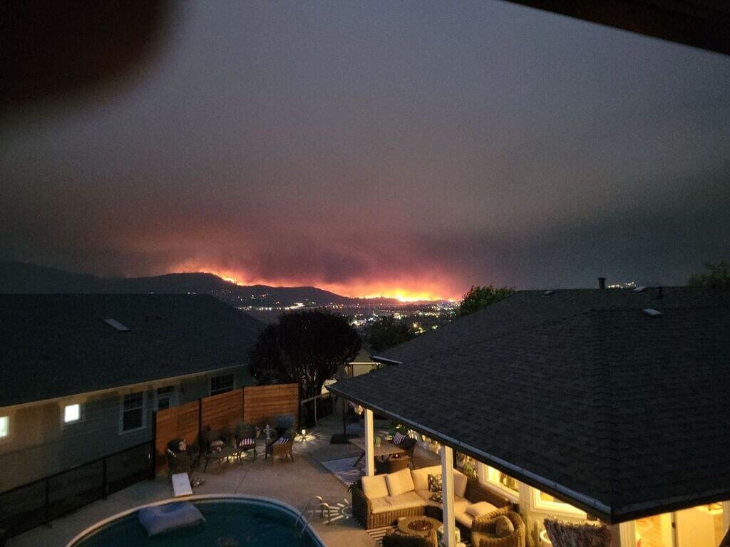 不少居住在基羅納的台僑都是第一次遇到大火臨頭、要緊急撤離的情況，因為上一次當地有嚴重野火是2003年。這一次野火肆虐，許多台僑都是匆匆離開家園。（基羅納台灣文化協會會長賴威谷提供）