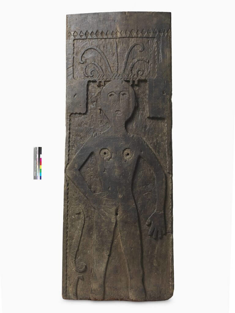 經中央研究院民族學研究所與部落共同提報審議，台北市立文獻館公告，指定卑南族「雕人像板」等13件原住民族文物為一般古物，有助傳承文化。（台北市立文獻館提供）