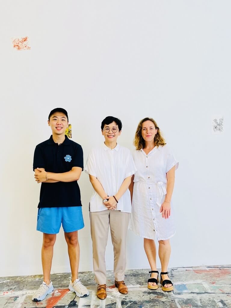 在西班牙馬約卡島CCA Andratx國際藝術中心駐村創作的台灣青年藝術家曾彥翔（左）日前透過「開放工作室」分享駐村期間的實驗創作。圖右為CCA Andratx駐村經理赫普斯特（Jackie Herbst），圖中為駐西班牙代表處文化組長張祐瑄。（駐西班牙代表處文化組提供）