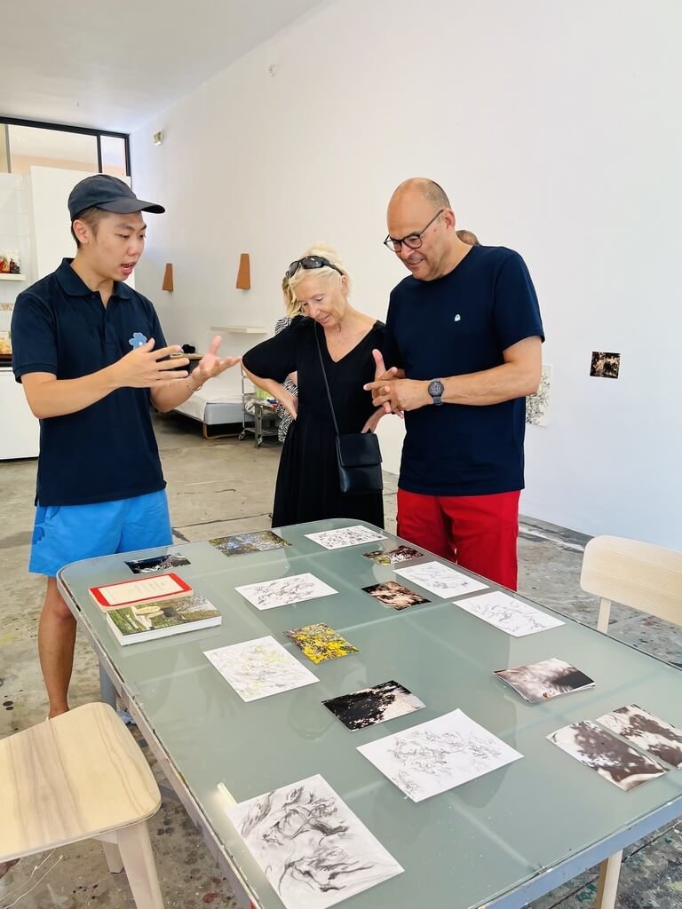 台灣青年藝術家曾彥翔19日在西班牙馬約卡島CCA Andratx國際藝術中心舉辦的「開放工作室」活動上，與參觀民眾交流互動，激盪新的創作靈感。（駐西班牙代表處文化組提供）