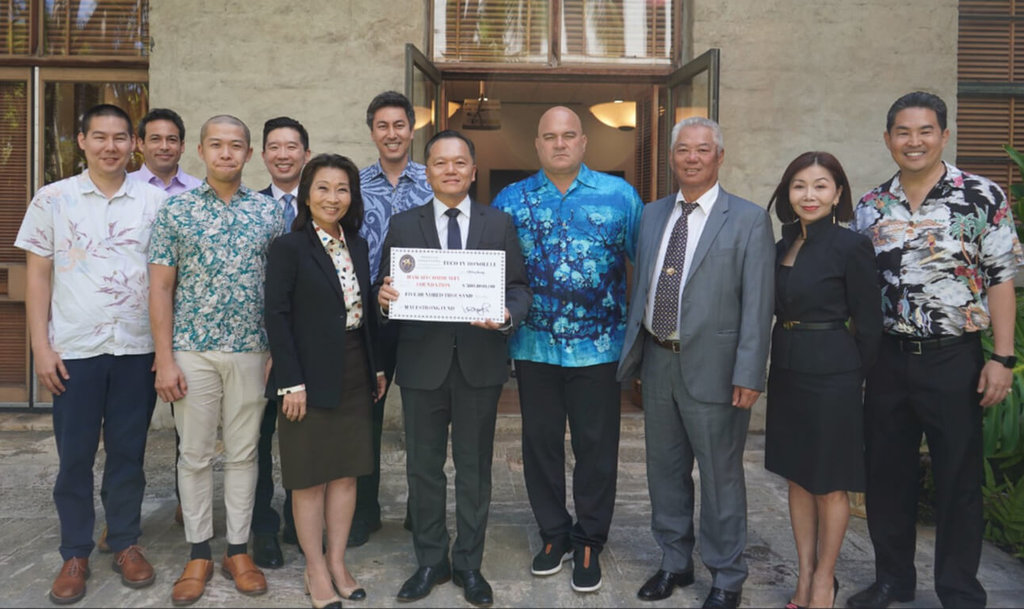 駐檀香山辦事處長林暉程（前排左4）22日代表中華民國台灣政府捐出50萬美元幫助夏威夷毛伊島的野火災後重建。副州長魯克（前排左3）與州參眾議員出席。（檀香山辦事處提供）