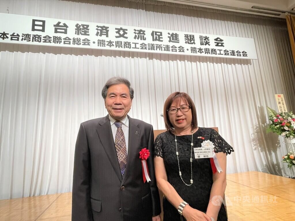 日本熊本縣知事蒲島郁夫（左）28日在熊本市與由旅日台商錢妙玲（右）擔任總會長的日本台灣商會聯合總會成員交流。蒲島說，今夏台積電熊本廠JASM有台灣的台積電員工及眷屬共600人至熊本。中央社記者楊明珠熊本攝 112年8月29日