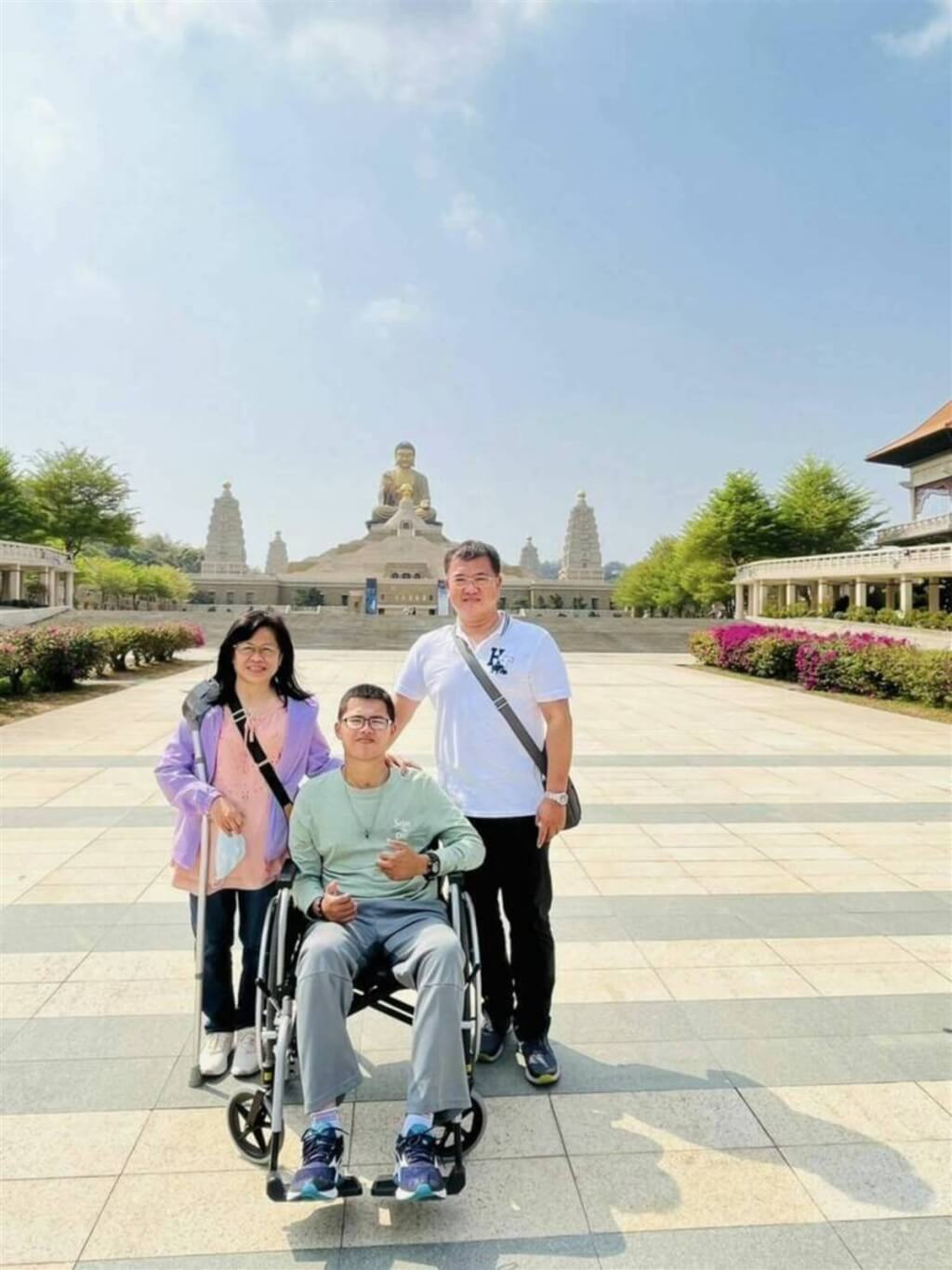 3日是軍人節，「鋼鐵傘兵」秦良丰（中）最新復健進展傳佳音，已可自行從坐姿起身站立。（秦天人提供）