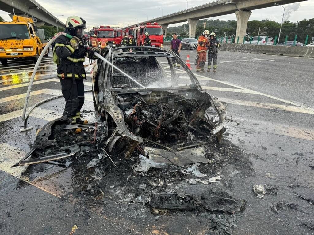 國道警察巡邏車燃燒2警員急逃生起火原因待調查| 社會| 中央社CNA