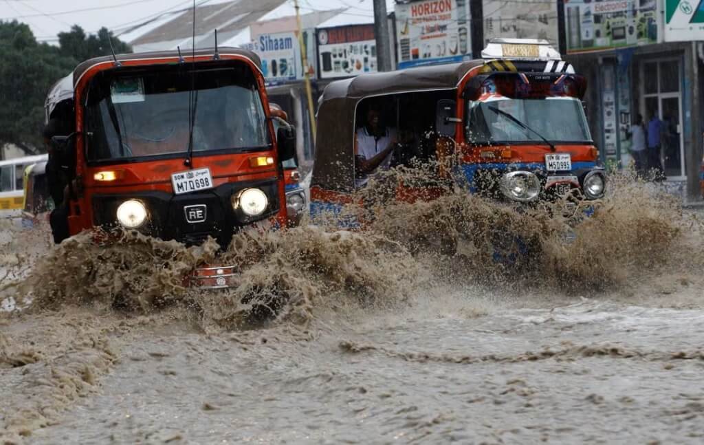 索馬利亞摩加迪休街頭8日淹水嚴重。（路透社）