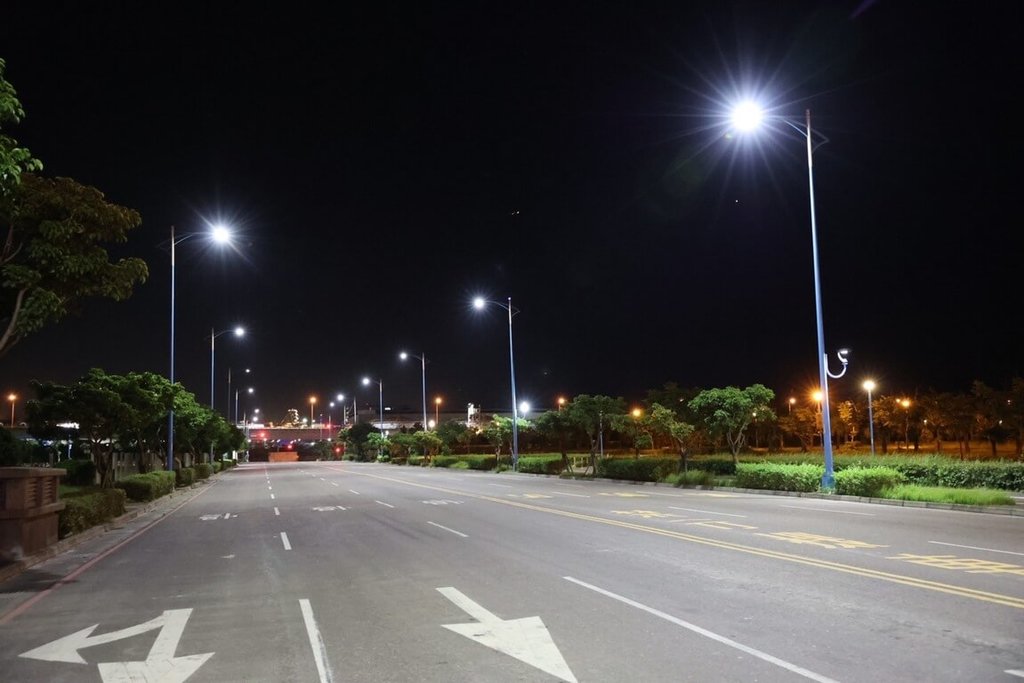 新北市政府10月起啟動「節能路燈換裝計畫」第3階段工作，將在1年內針對全市剩餘19.3萬盞路燈全面進行汰換。（新北市工務局提供）中央社記者王鴻國傳真  112年11月28日