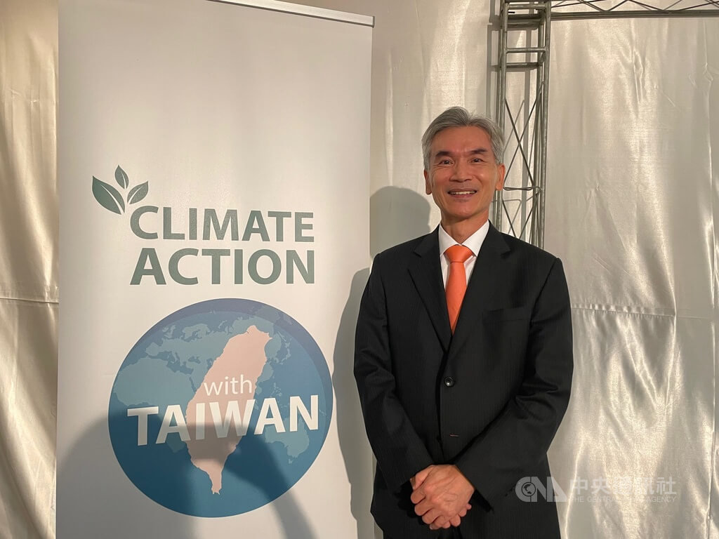 環境部長薛富盛在杜拜舉行聯合國氣候峰會期間來到現場，除了體驗會議相關活動，並進行多場國際交流。對於全球搶綠電，企業擔心台灣速度不夠快，他說「不必太悲觀」。中央社記者田習如杜拜攝 112年12月5日