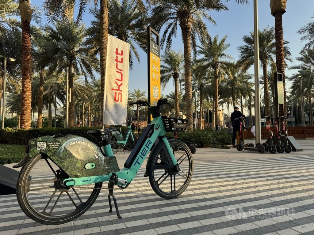 COP28聯合國氣候峰會正在杜拜舉行，綠區開放民眾參觀，會場內設有多處智慧租借站，可自行上網租借電動自行車和電動滑板車，方便在各場館間移動。中央社記者吳家豪攝  112年12月6日