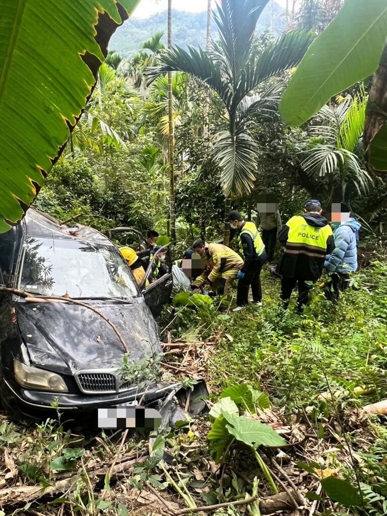 嘉義縣中埔鄉石硦林場附近21日下午發生轎車翻落山坡事故，警消獲報立即派人救援，將車內兩對受傷夫妻送醫救治，但後座夫妻傷重不治。（圖／警方提供）