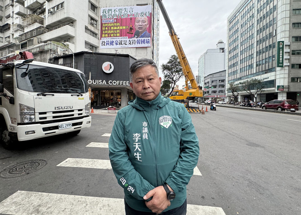 綠營中市黨部街頭掛看板：投黃健豪就是支持韓國瑜 | 政治 | 中央社 C