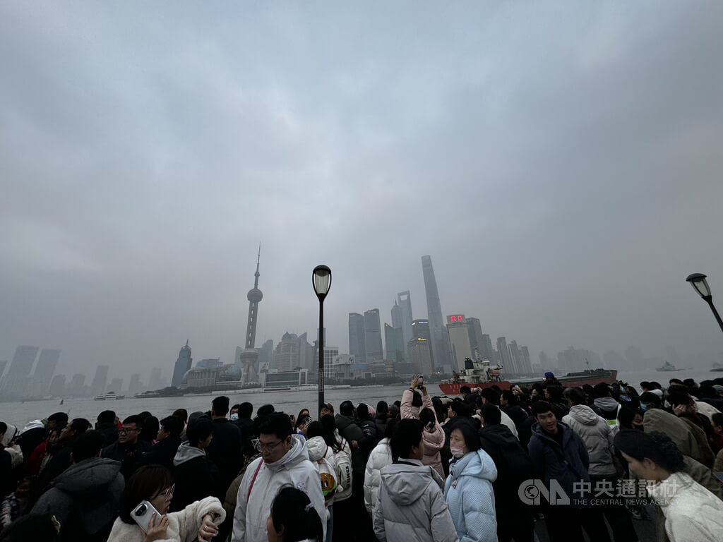 元旦上海再现“看人头” 旅游市场开始盼春节_手机新浪网