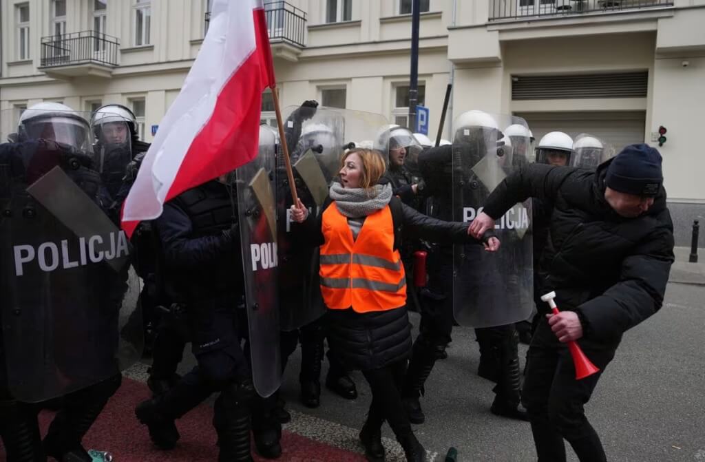 波蘭農民6日上街抗議。（路透社）
