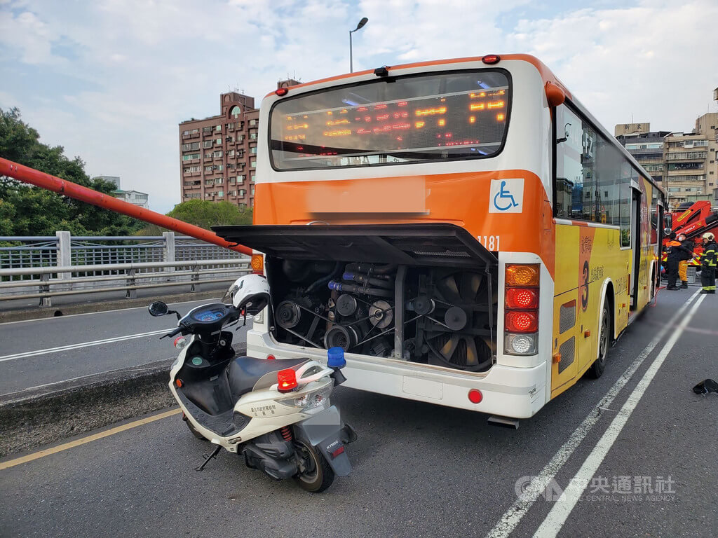 台北市光復橋死亡車禍 重機騎士遭公車輾斃 | 社會 | 中央社 CNA