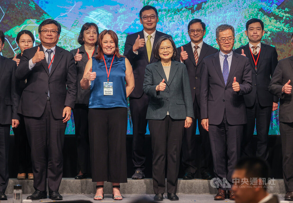 「ESG永續台灣第4屆國際高峰會」開幕典禮18日上午在台北舉行，總統蔡英文（前左3）、經濟部次長曾文生（前左）等人出席並合影。中央社記者鄭清元攝  113年3月18日
