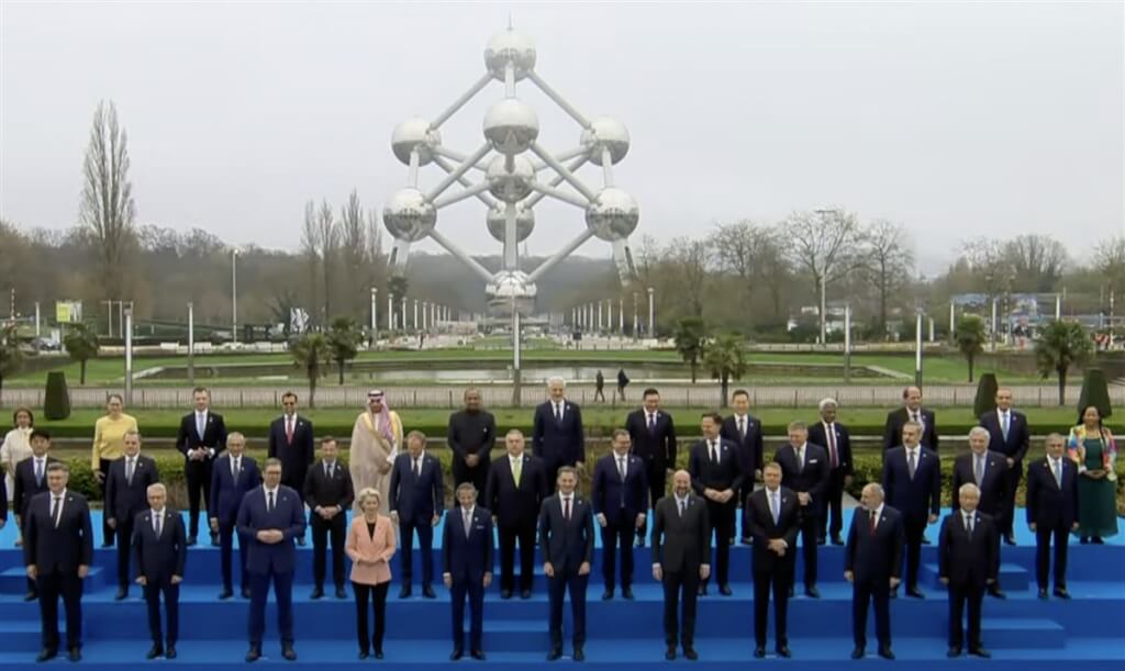 國際原子能總署21日在比利時舉辦首次全球核能高峰會，逾30位政府領導人以地標「原子球塔」為背景大合照，象徵再次振興核子科技的企圖。 （圖截自國際原子能總署影片）中央社記者田習如布魯塞爾傳真 113年3月21日