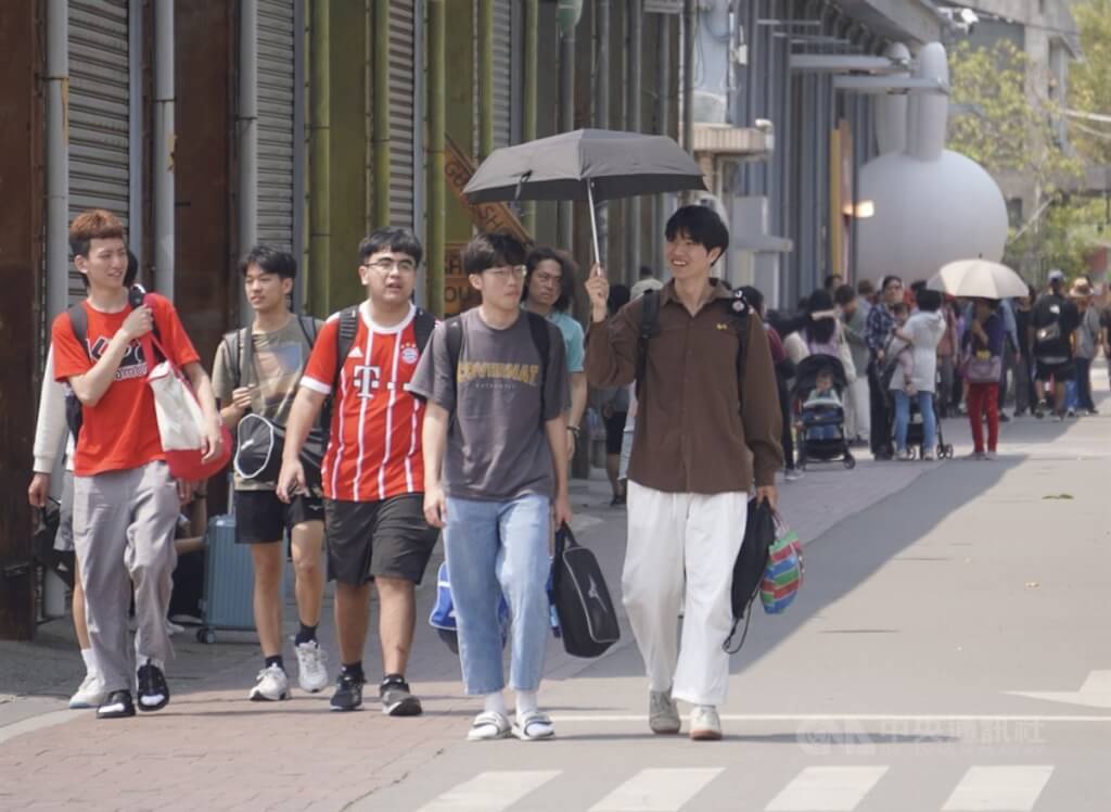 高雄景點大港橋周邊人潮。（圖／中央社）