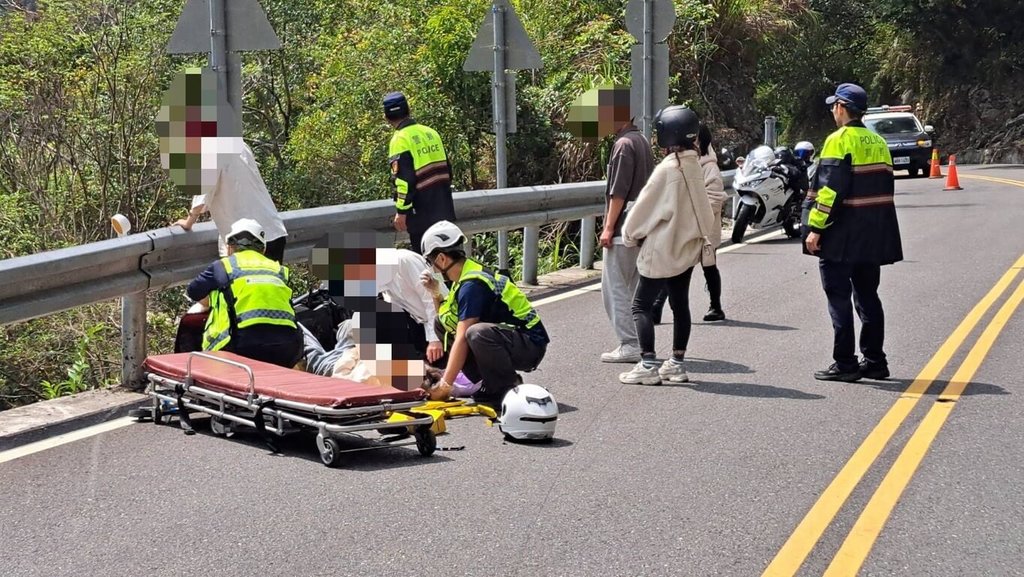 中橫機車乘客摔懸崖傷重不治 友人回頭找手機撞車 | 社會 | 中央社 CNA