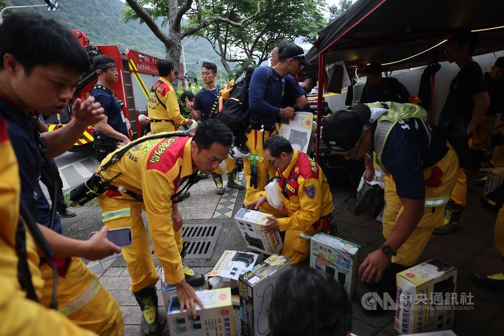 花蓮強震搜救持續，搜救人員5日上午挺進中橫山區破碎道路，並在中橫前進指揮所集結清點裝備。（圖／中央社）