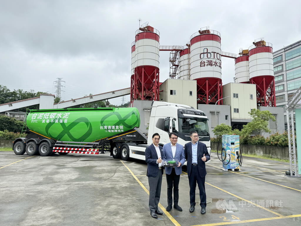 台泥旗下台通引進電動曳引車 打造低碳運輸版圖 | 產經 | 中央社 CNA