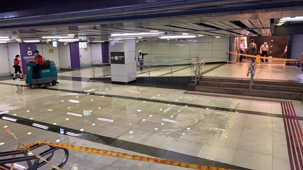 台北車站與機捷聯通道一度淹水10公分 台鐵：超過排水容量雨水溢流