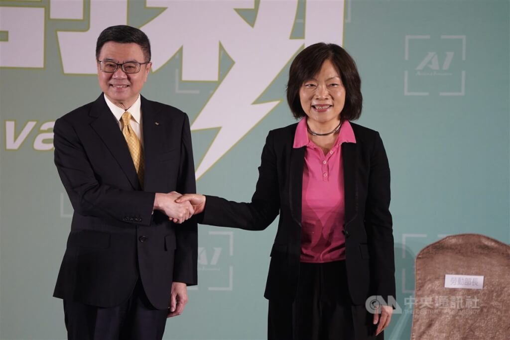 內定行政院長卓榮泰（左）19日在台北主持記者會，宣布520後第4波內閣人事，介紹新任勞動部長何佩珊（右）。（圖／中央社）