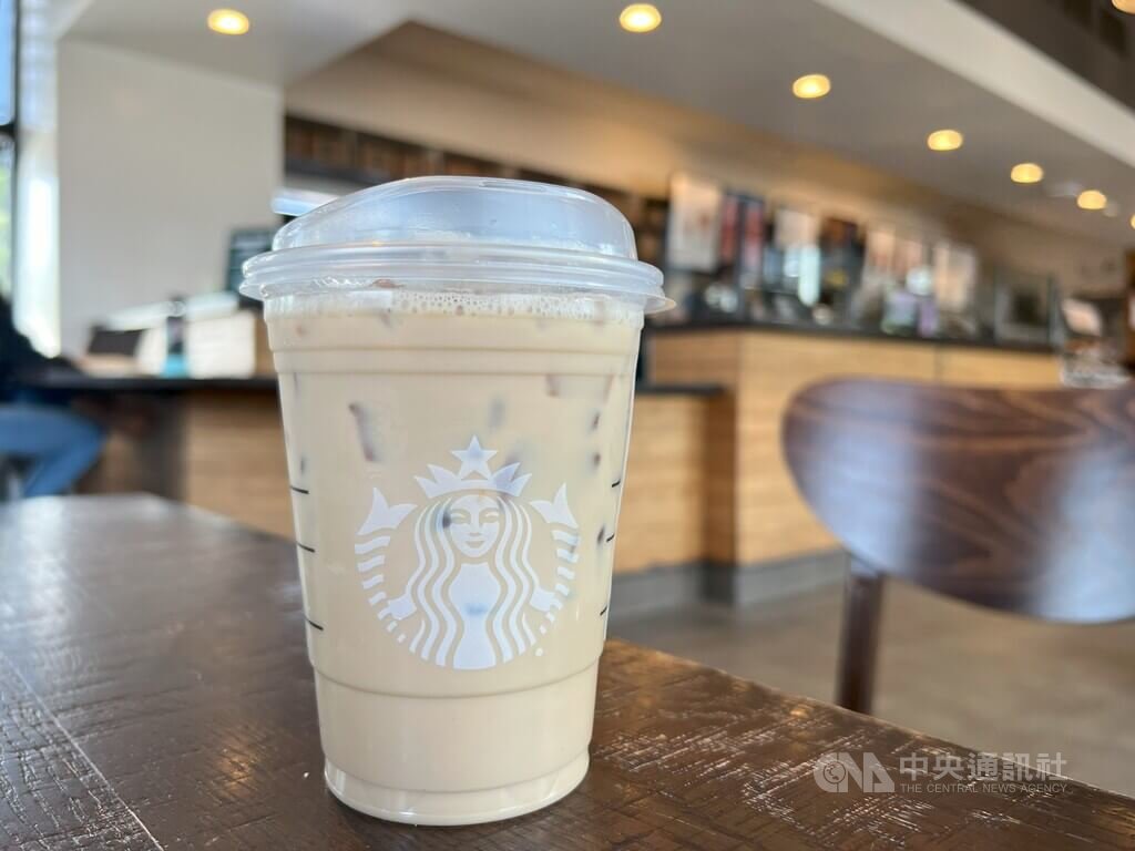 連鎖咖啡店星巴克（Starbucks）18日宣布在美國、加拿大地區推出新版冷飲杯，塑膠含量減少20%。圖為美國星巴克原有的大杯冷飲杯。中央社記者林宏翰洛杉磯攝 113年4月20日