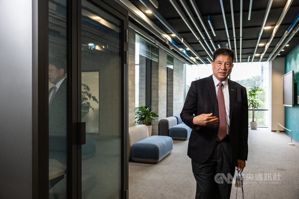台北市電腦公會理事長暨友達董事長彭双浪接受中央社專訪強調，過去1年多來，生成式AI掀起全球旋風，台灣剛好處在整個AI產業最核心。（圖／中央社）