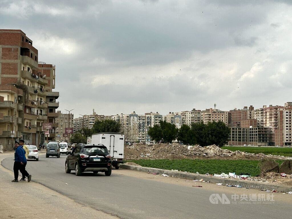 埃及居民對於環境整潔和衛生觀念仍有待加強，街道和空地滿是垃圾。中央社記者施婉清開羅攝  113年4月22日