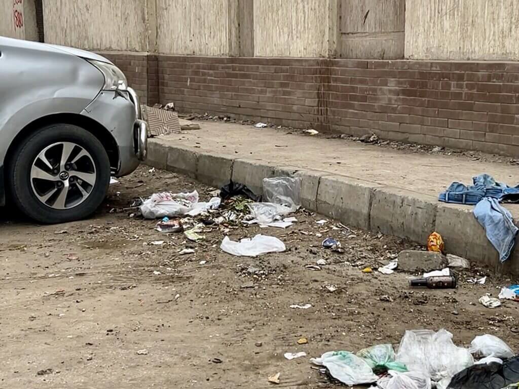 埃及政府近年積極管理固體廢棄物，目前走在開羅街道，仍四處可見被任意拋棄的固體廢棄物，尤其是塑膠包裝袋。中央社記者施婉清開羅攝  113年4月22日