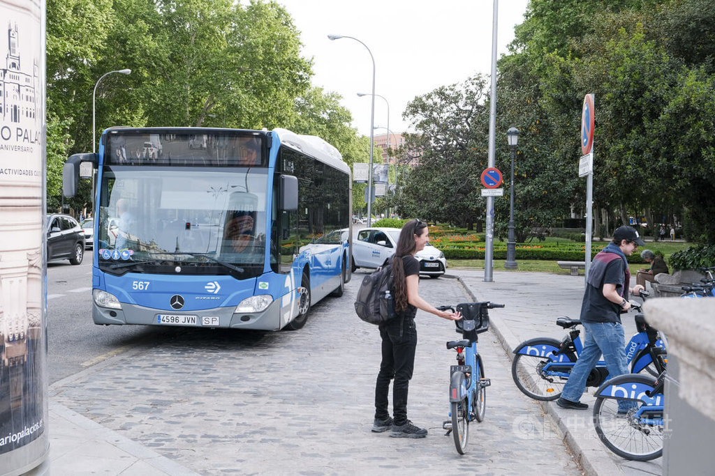馬德里近年來努力打造綠色交通，公共電動自行車BiciMAD無所不見，深受市民和遊客喜愛。圖為正在歸還停靠BiciMAD的乘客。中央社記者胡家綺馬德里攝  113年4月25日