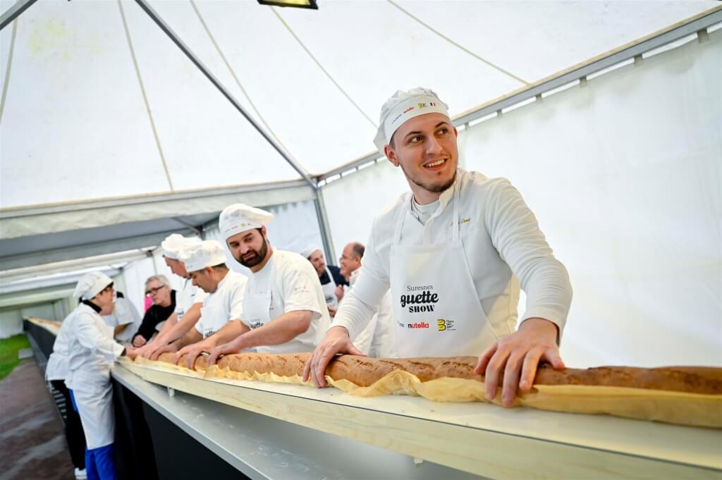 法國巴黎麵包師傅5日擊敗義大利競爭對手，烤出一條140.53公尺長的法國長棍麵包，刷新世界紀錄。（圖／取自twitter.com/villedesuresnes）