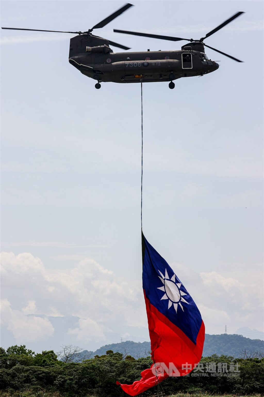 520就職典禮國旗機隊展演海軍反潛直升機首次入列| 政治| 中央社CNA